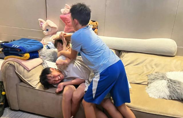 刘畊宏带陈小春吴尊儿子运动，三小帅哥同框好帅气，都长高长大了