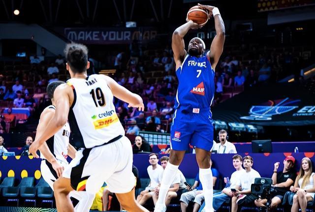 法国男篮28分大胜！12人上场全得分，NBA状元替补4中3轰10分