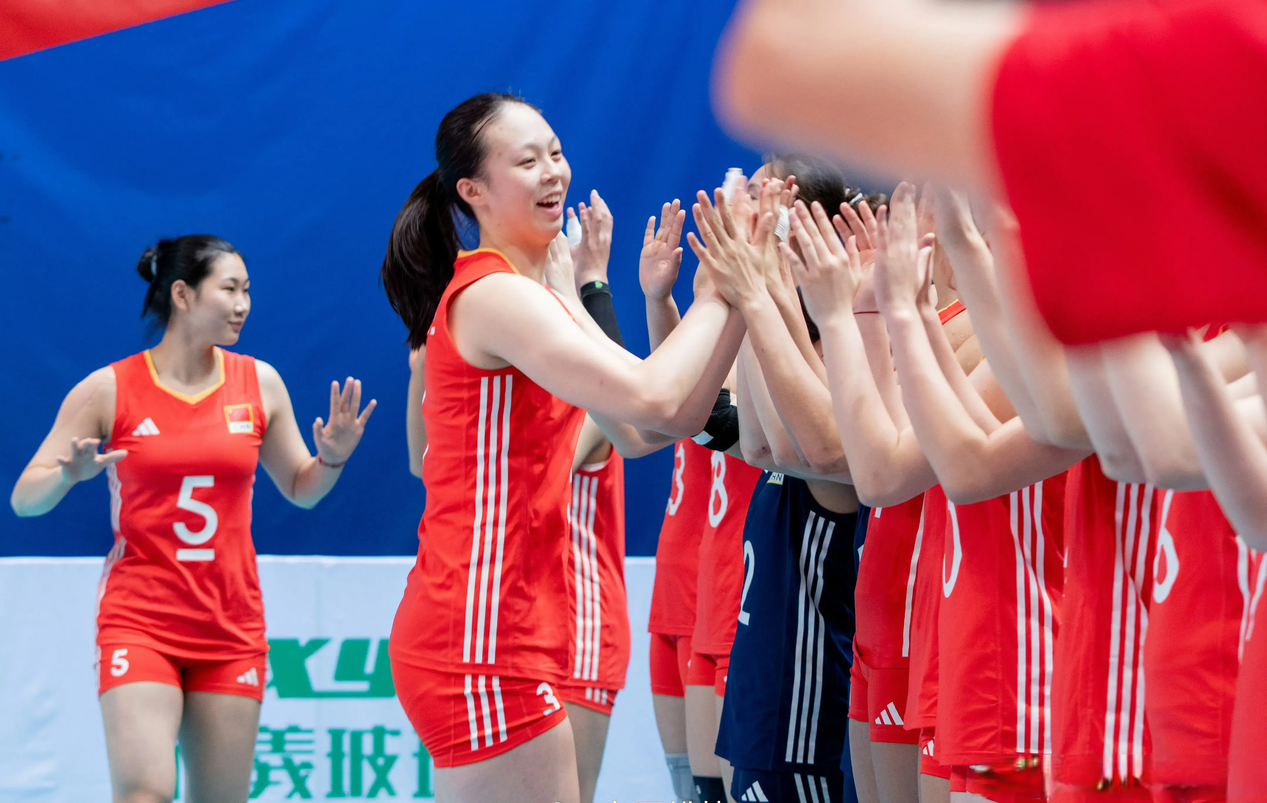 中国队晋级半决赛！王奥芊17中12，发球狂虐对手，卫冕稳了