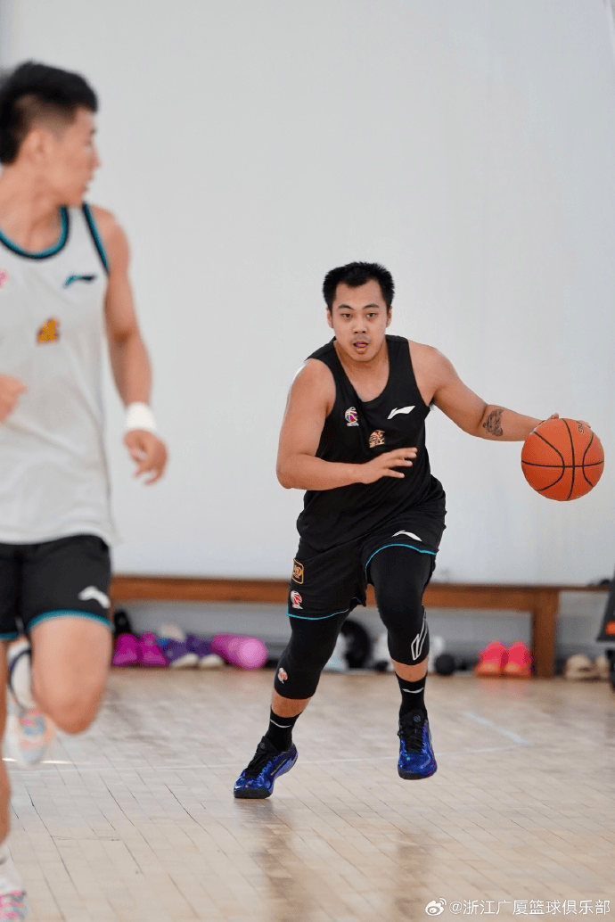 广厦男篮分享休赛期训练照：每一场训练都会成为蜕变的勋章