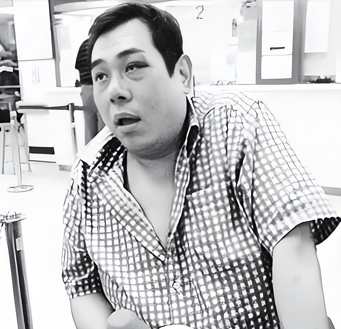 67岁港星段伟伦病逝！曾是成龙贴身助理，15年兄弟反目成仇，晚年中风卖二手车维生