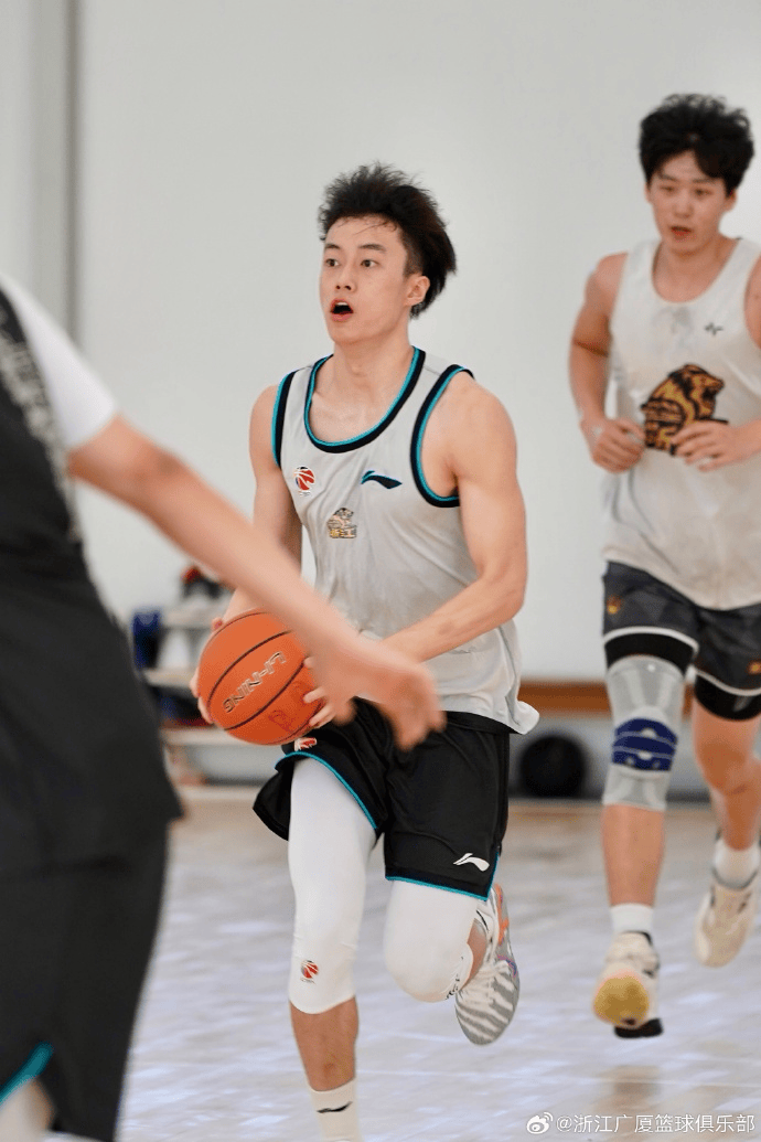 广厦男篮分享休赛期训练照：每一场训练都会成为蜕变的勋章