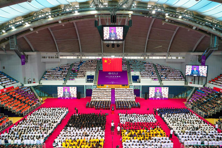 清华大学2025级研究生新生开学典礼举行