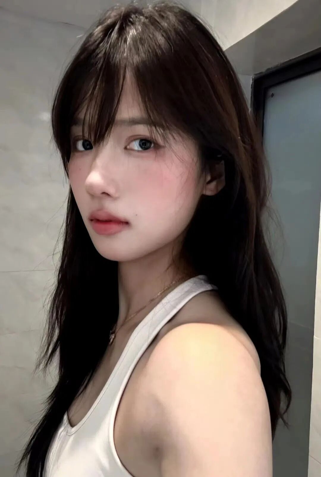 清华跳高运动员美貌火出圈，染发化妆上赛场被质疑，本人怒怼：我就是好看有实力