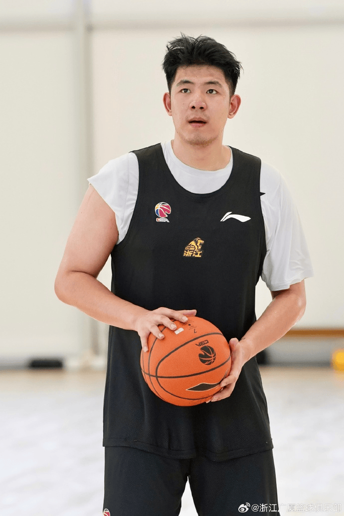 广厦男篮分享休赛期训练照：每一场训练都会成为蜕变的勋章