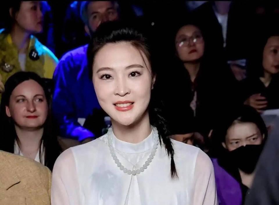 央视直播中国女排VS法国，国际排联官宣开球时间，惠若琪解说获赞