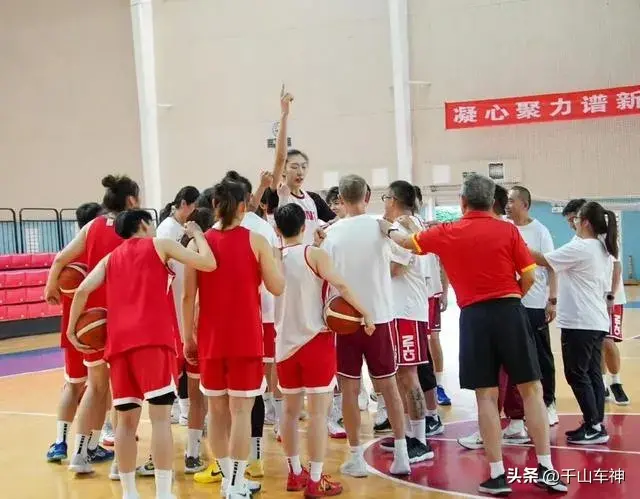 没人不喜欢老将，只是给她们放个假，女篮领队替宫鲁鸣说公道话！
