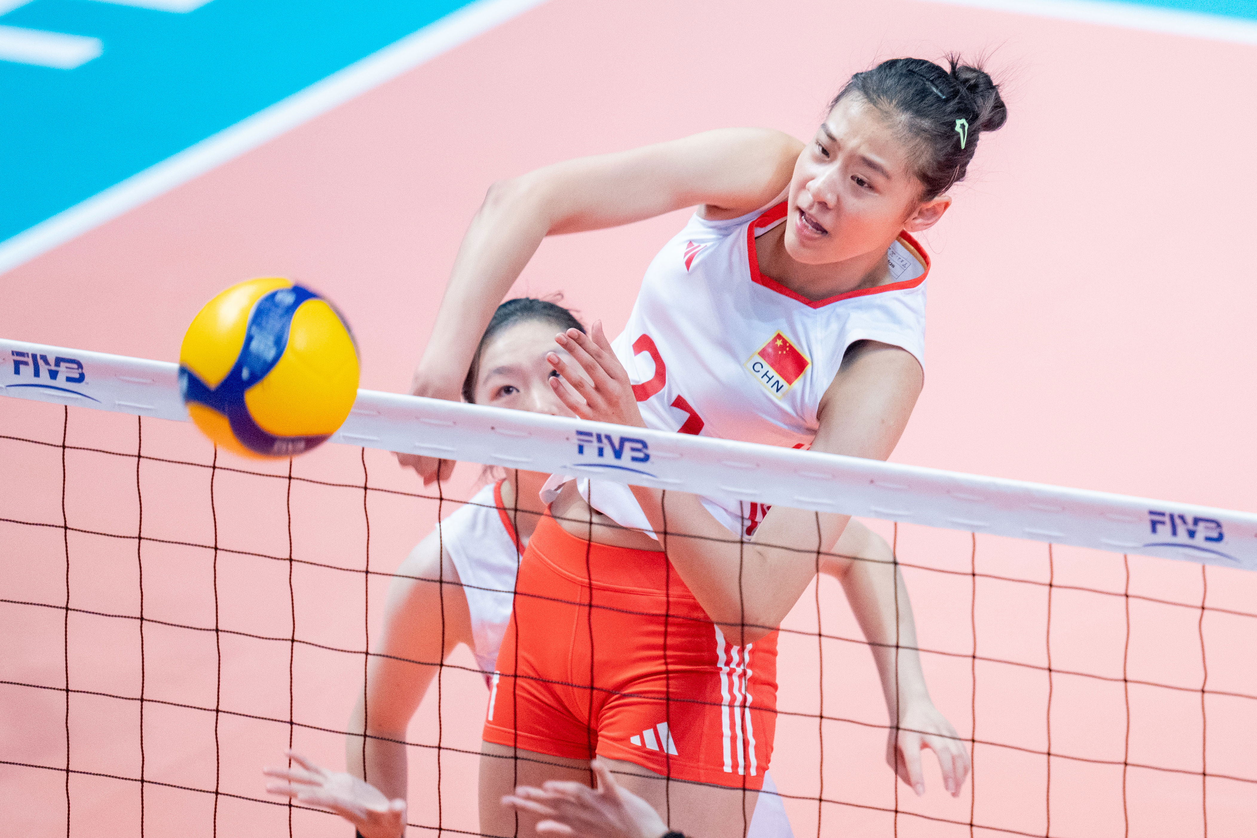25-7！中国女排晋级四强 王奥芊16分 李晨瑄13扣 全队力拼卫冕