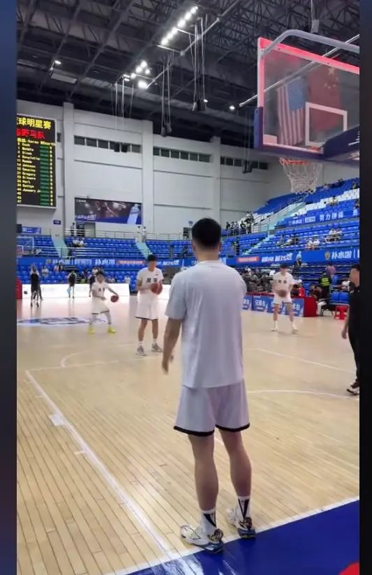 广东对阵美国肯塔基队热身赛名单出炉，王少杰还在，徐杰披挂上阵