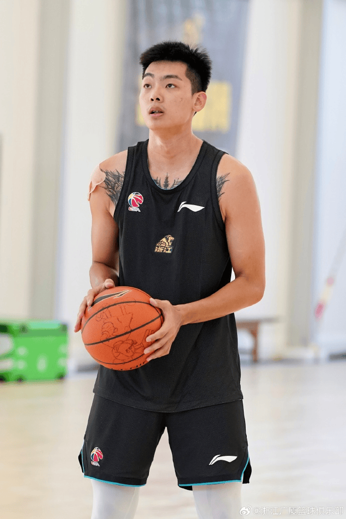 广厦男篮分享休赛期训练照：每一场训练都会成为蜕变的勋章
