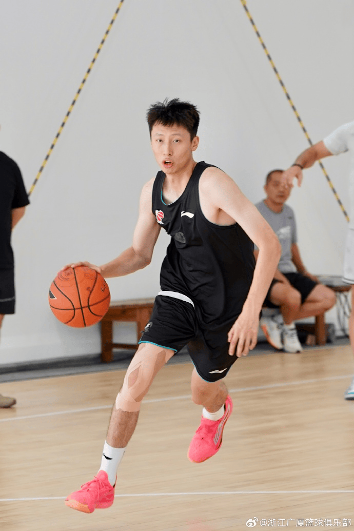 广厦男篮分享休赛期训练照：每一场训练都会成为蜕变的勋章