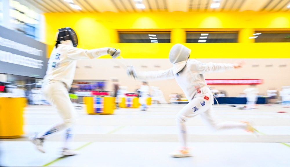 图片新闻｜2025年重庆市青少年击剑锦标赛激情开赛