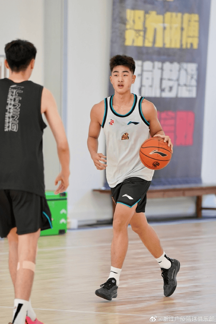 广厦男篮分享休赛期训练照：每一场训练都会成为蜕变的勋章