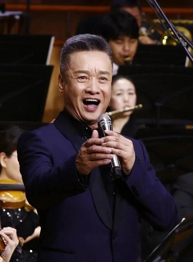 从平遥小巷到全国舞台，阎维文68岁开唱，为何网上吵翻天？