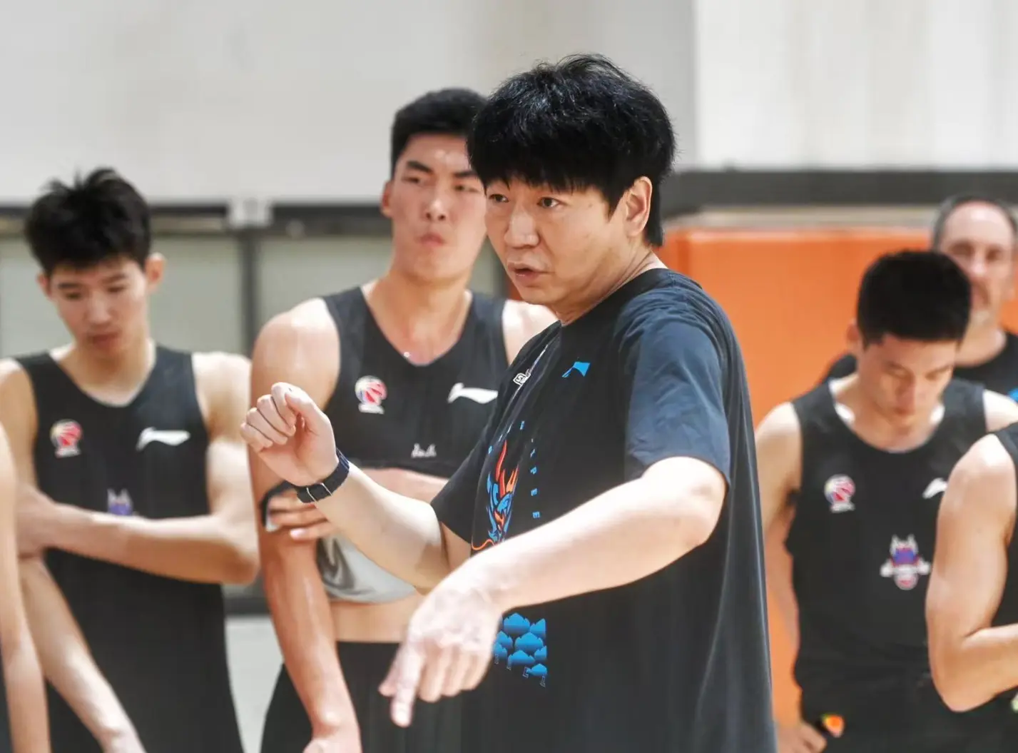 6分擒青岛，山东进决赛！邱彪雪藏老将，状元砍15+10，1人成奇兵