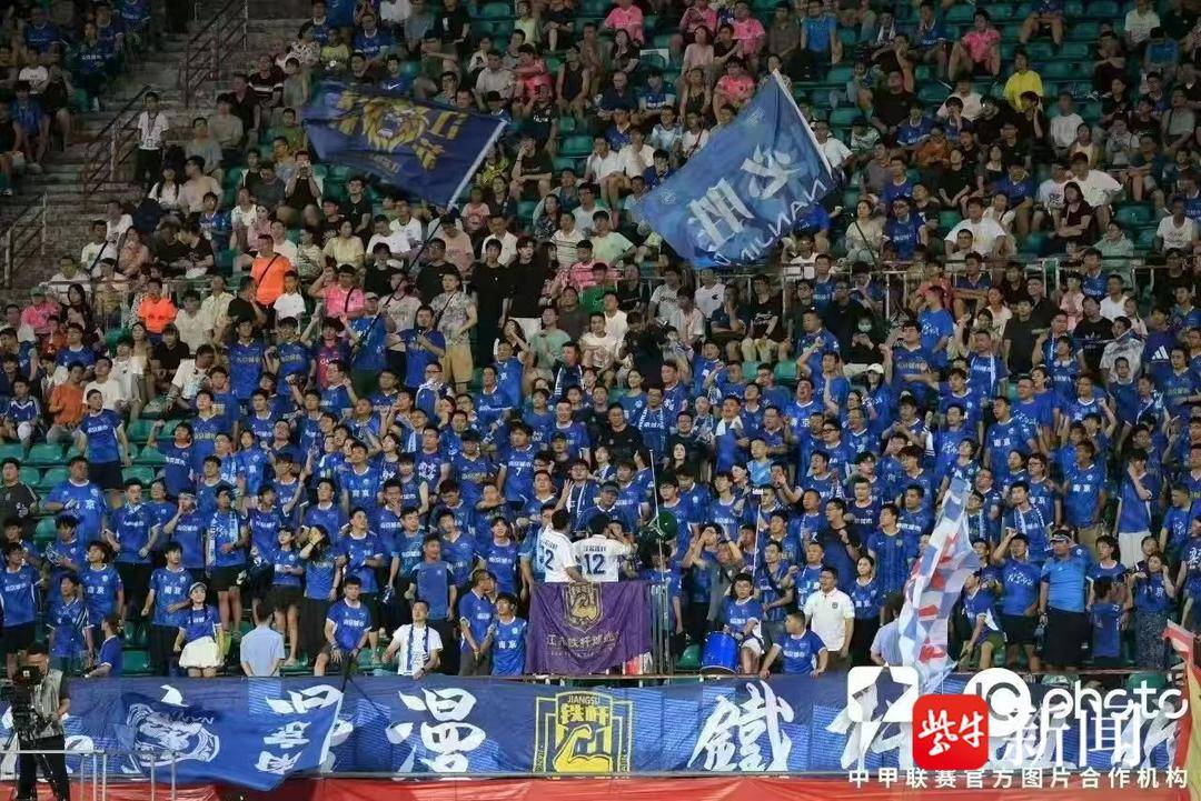 镇江队VS南京队，两地球迷会共同发布《宁镇球迷“苏超”文明观赛联合倡议书》