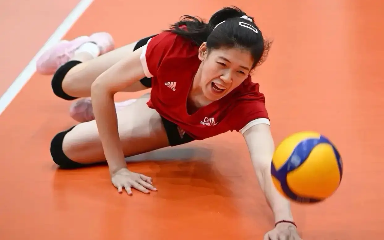 中国女排最新训练照！吴梦洁秀滞空，李盈莹拼防守，赵勇网前训话