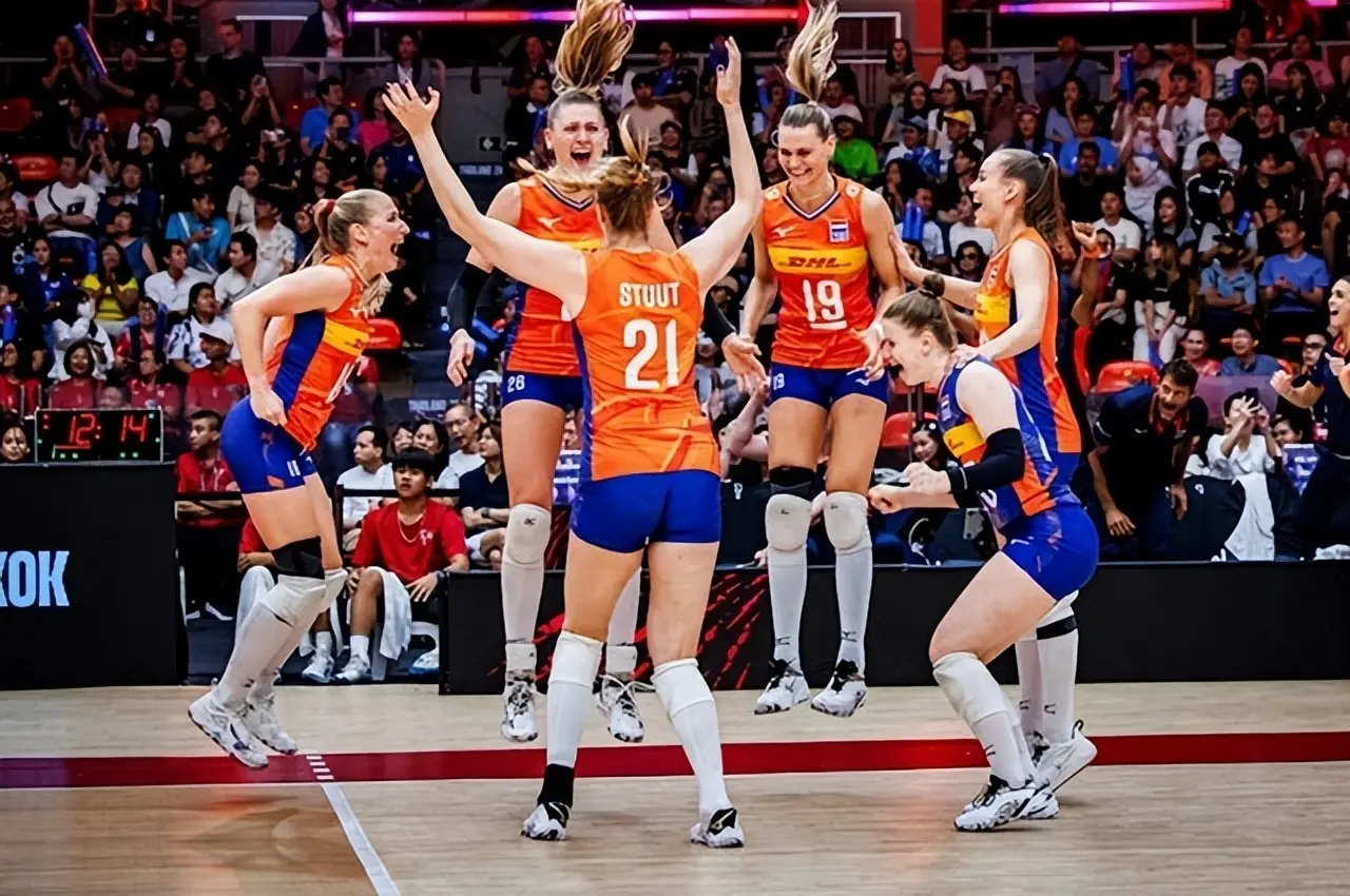 女排世锦赛3-2、3-0！两队率先进入八强，卫冕冠军+东道主出局