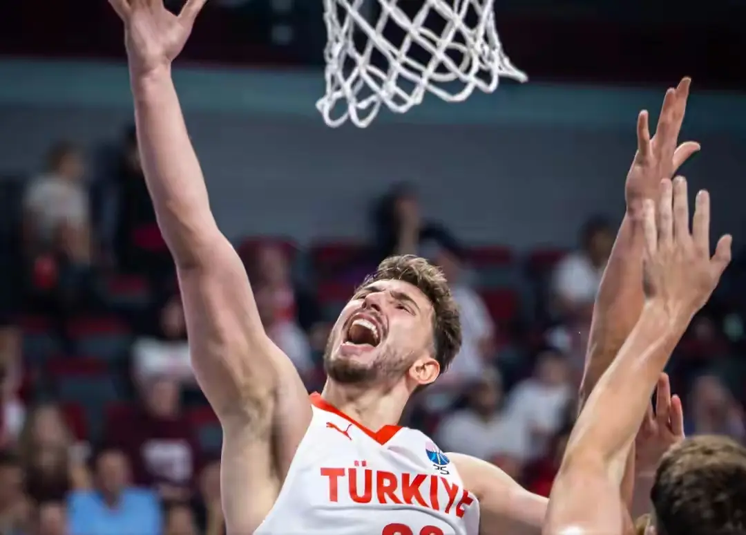 23+12+9！FIBA官媒：申京统治比赛 火箭官媒：那可是我们的人