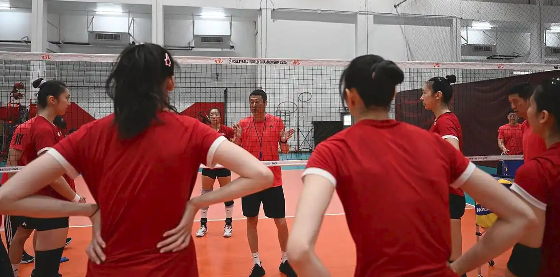 中国女排备战世锦赛淘汰赛 赵勇调整首发 赖亚文监督 训练有男排扣杀