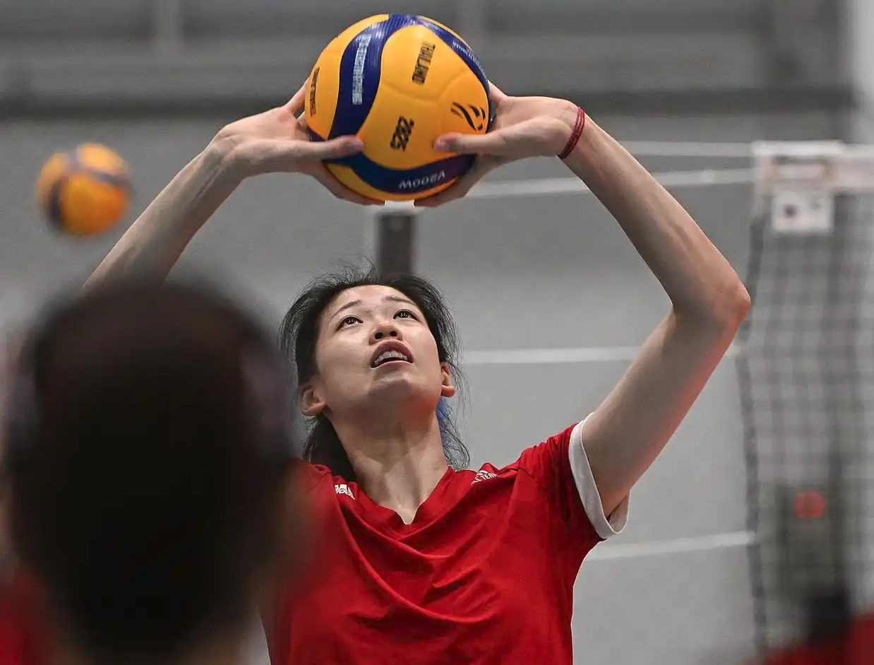 中国女排备战世锦赛淘汰赛 赵勇调整首发 赖亚文监督 训练有男排扣杀