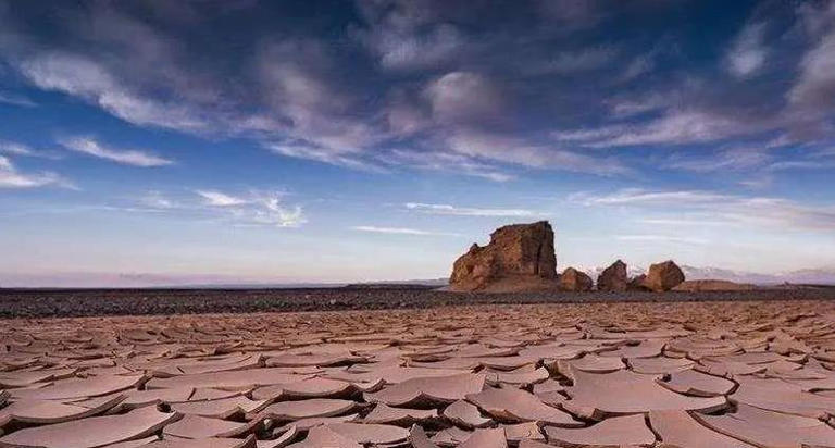 罗布泊湖水消失殆尽，神秘“大地之耳”成沙漠，秘密何在？