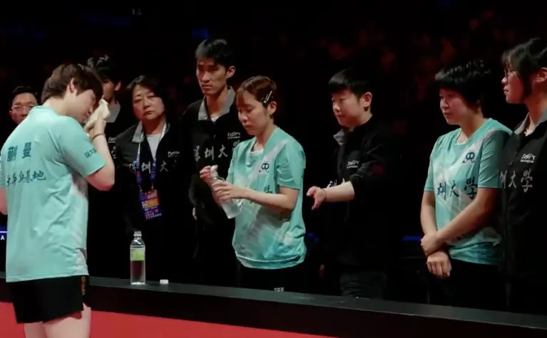 孙颖莎双线作战拿两分！再次客串教练，蒯曼又上演让二追三好戏