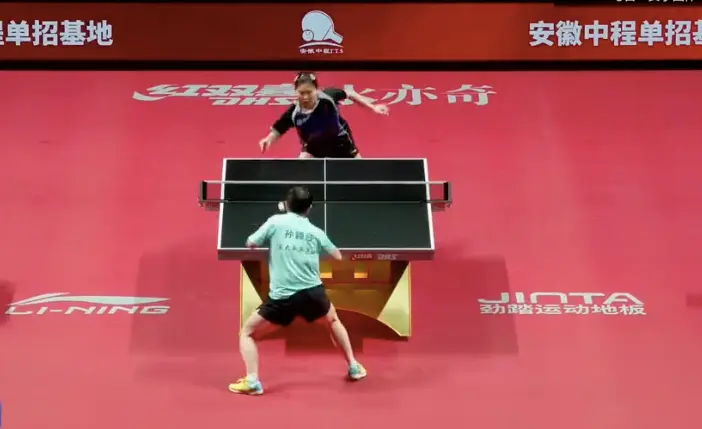 孙颖莎双线作战拿两分！再次客串教练，蒯曼又上演让二追三好戏