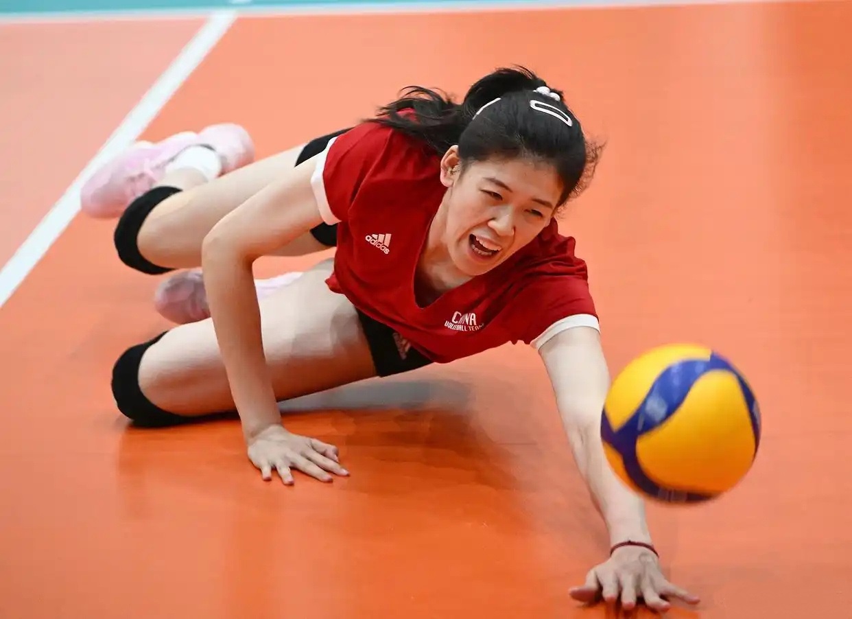 中国女排备战世锦赛淘汰赛 赵勇调整首发 赖亚文监督 训练有男排扣杀
