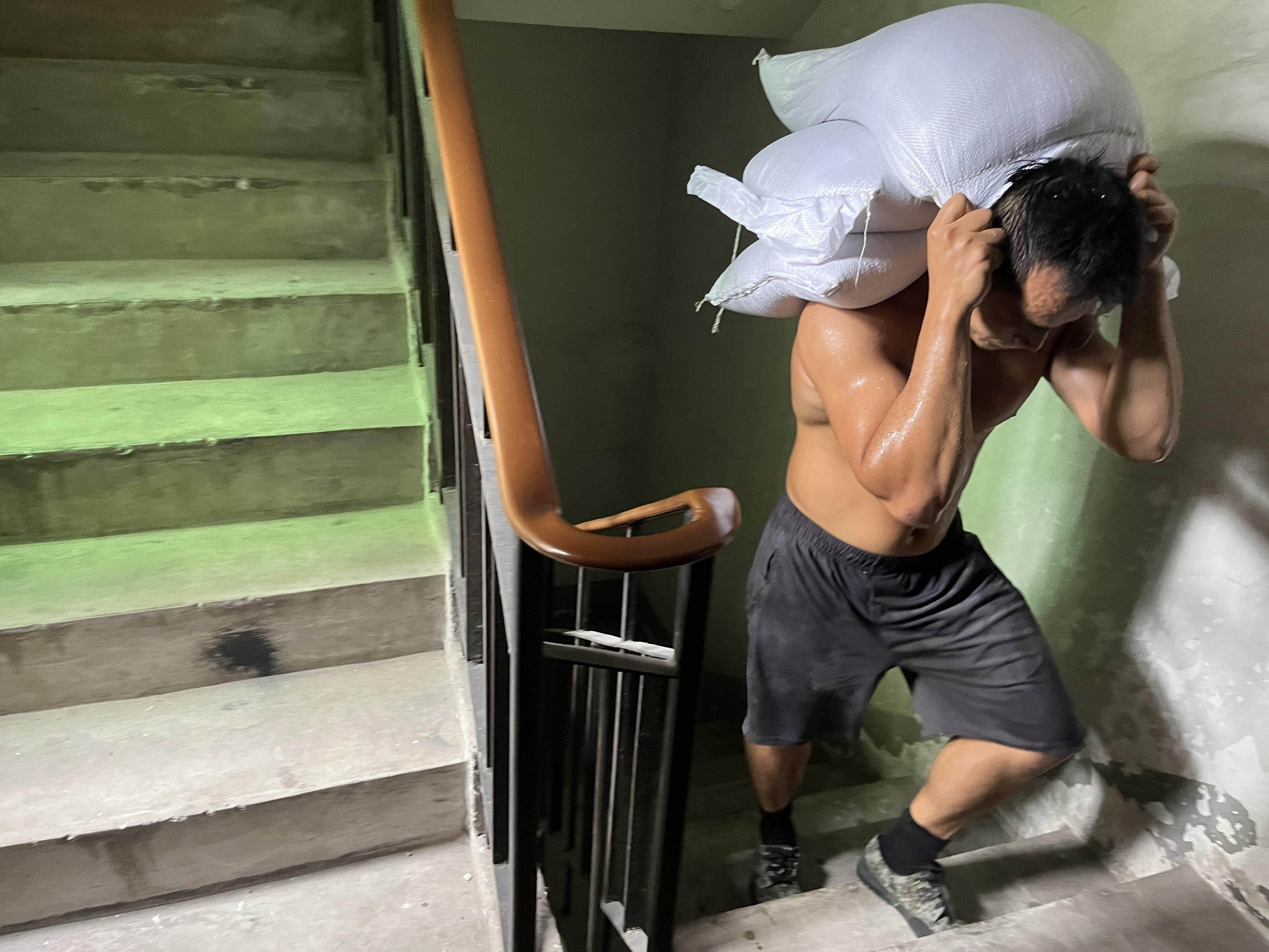 “扛楼小霸王”阿文：扛起生活，也扛住自我