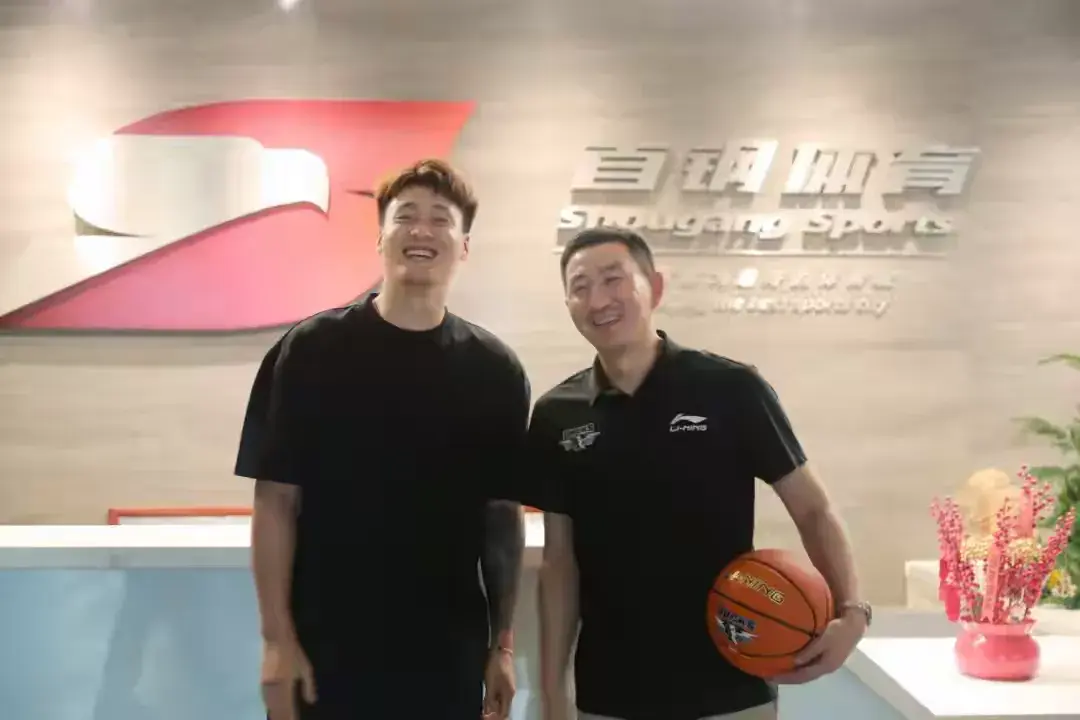 看了首钢引赵睿组豪华阵容争冠 才发现当年马布里带队夺冠绝对神奇