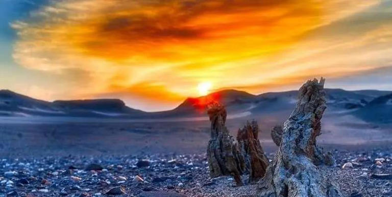 罗布泊湖水消失殆尽，神秘“大地之耳”成沙漠，秘密何在？