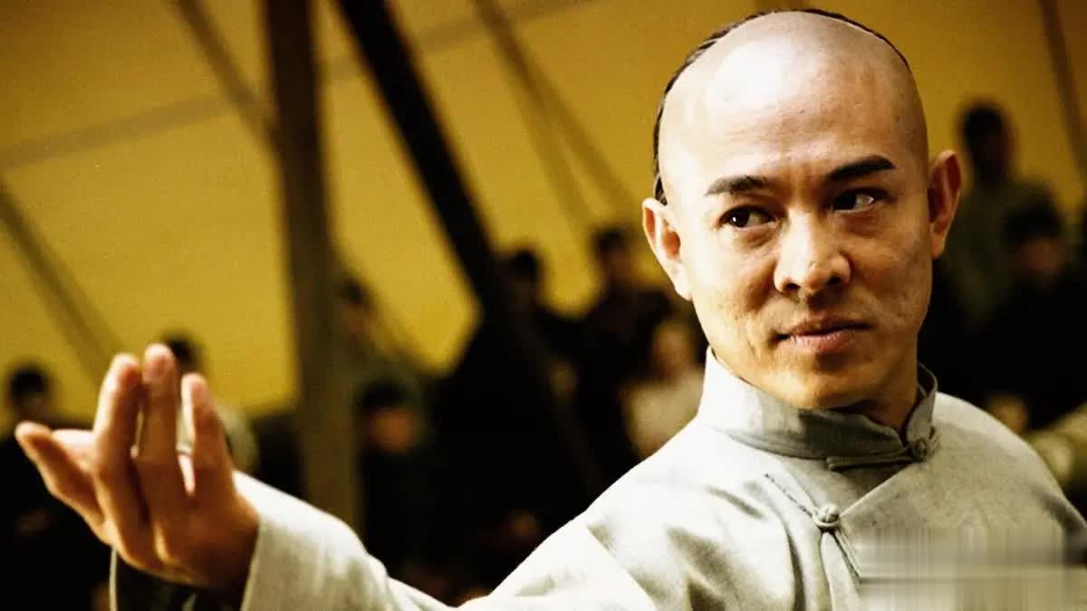 李连杰自曝年轻时重伤获三级残疾证，遭质疑刻意立人设