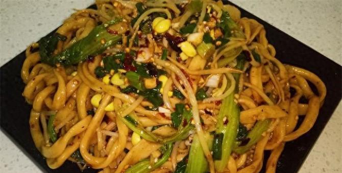 网红“一根面”来了，其实做法很简单，两饧一抻，一根面条装一碗