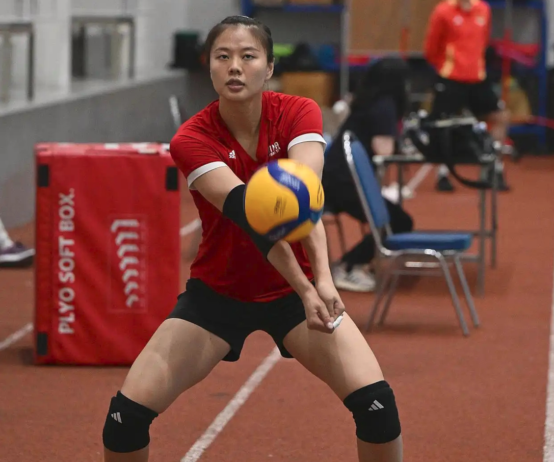 中国女排备战世锦赛淘汰赛 赵勇调整首发 赖亚文监督 训练有男排扣杀