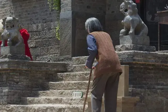 《生万物》中三个“输给命运”的女人：她们从不只是婚姻的牺牲品