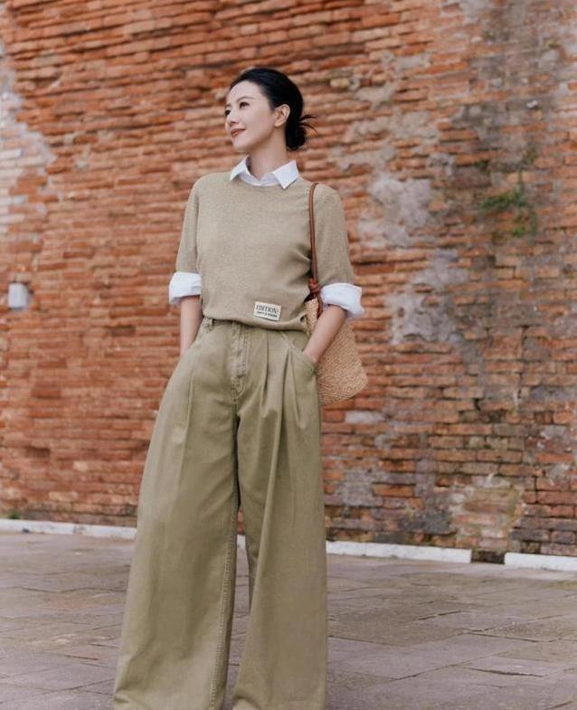 46岁高圆圆穿搭火了：针织衫 衬衫叠穿，显瘦又高级你敢信？