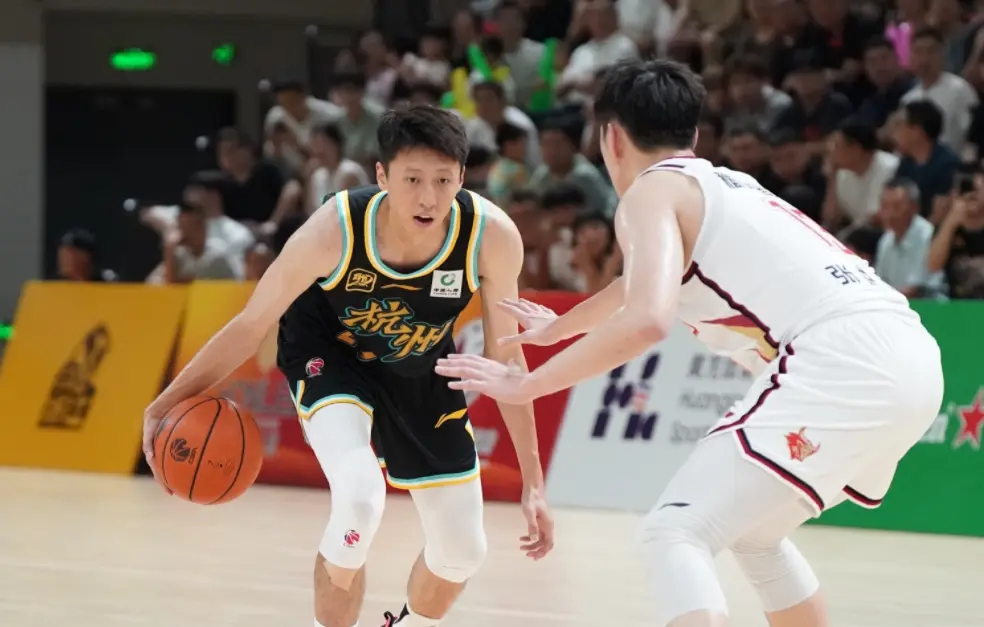 CBA卫冕冠军首秀！广厦3分险胜获开门红：胡金秋缺席赵嘉仁20分