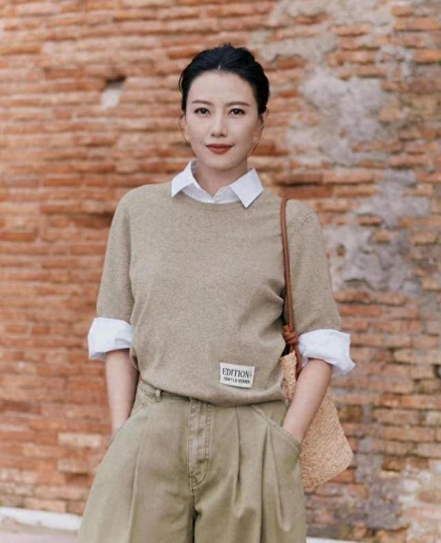 46岁高圆圆穿搭火了：针织衫 衬衫叠穿，显瘦又高级你敢信？