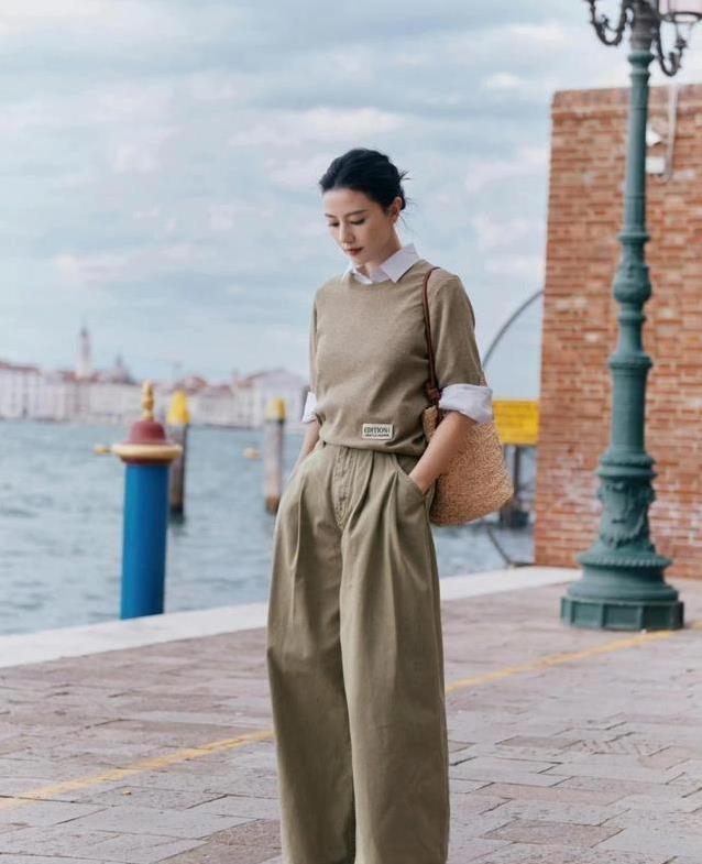 46岁高圆圆穿搭火了：针织衫 衬衫叠穿，显瘦又高级你敢信？