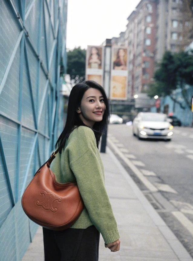 46岁高圆圆穿搭火了：针织衫 衬衫叠穿，显瘦又高级你敢信？