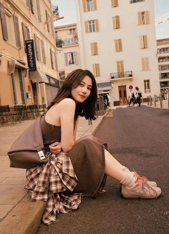 46岁高圆圆穿搭火了：针织衫 衬衫叠穿，显瘦又高级你敢信？