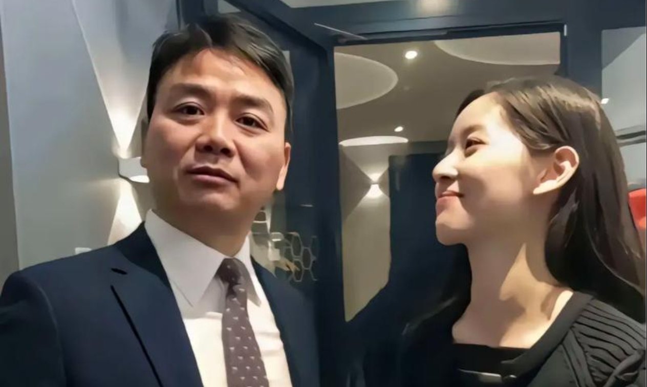刘强东现身苏超赛场，宿迁队胜淮安后东哥啤酒助兴热舞庆祝