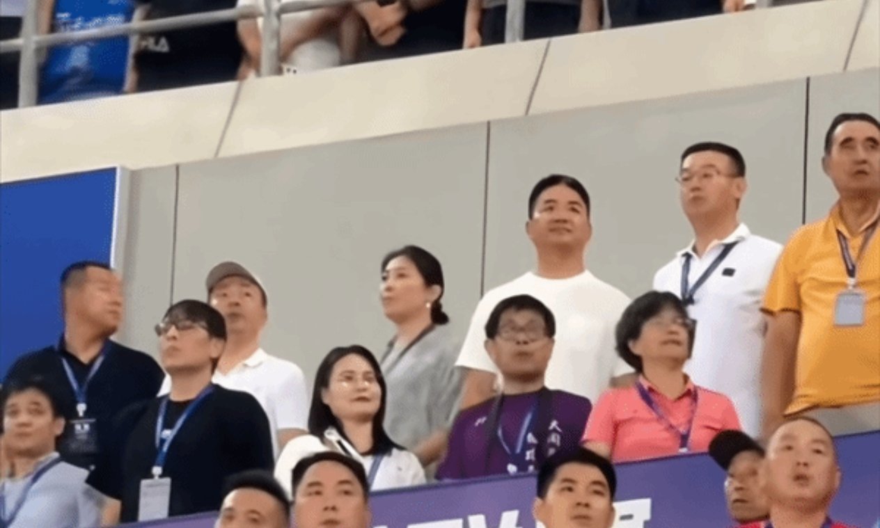 刘强东现身苏超赛场，宿迁队胜淮安后东哥啤酒助兴热舞庆祝
