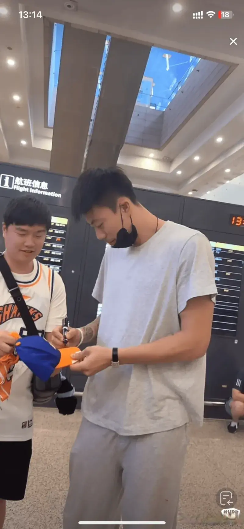 他来了，张镇麟抵达上海，球迷热情接机，昨晚才跟辽篮吃完散伙饭