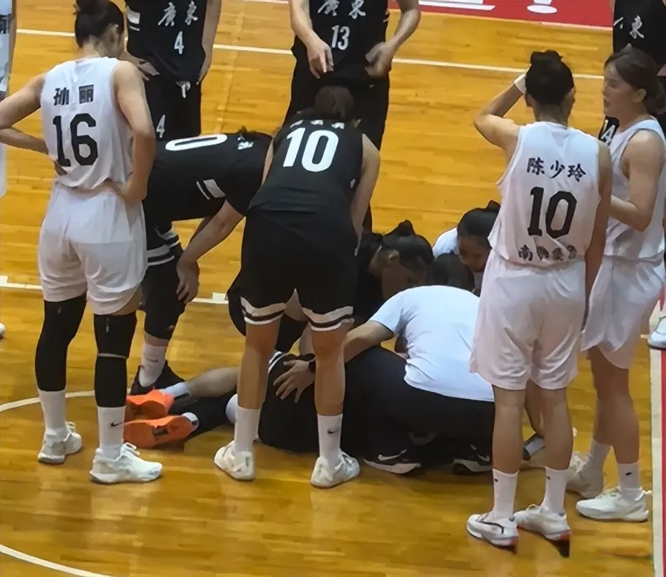杨力维伤情严重吗？答案终于来了，当事人亲自开口，球迷直呼心疼
