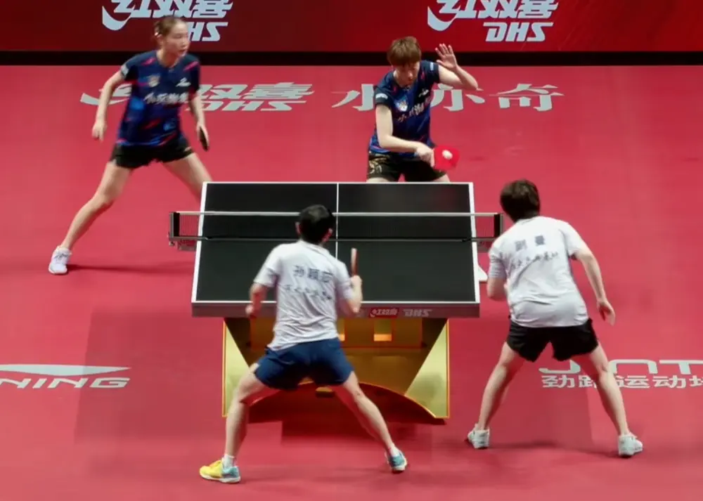 乒超联赛：两大奥运冠军交手！王曼昱3-2险胜，孙颖莎双打惜败