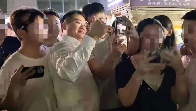 刘强东现身苏超支持宿迁队，拿着啤酒手舞足蹈，球迷称他开心得像个孩子，此前曾逛夜市和老乡喝酒，“一口一个兄弟们”