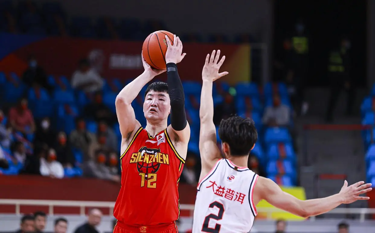 李晓旭续约兼任教练，广东引进萨姆纳受阻，深圳队长再战两赛季