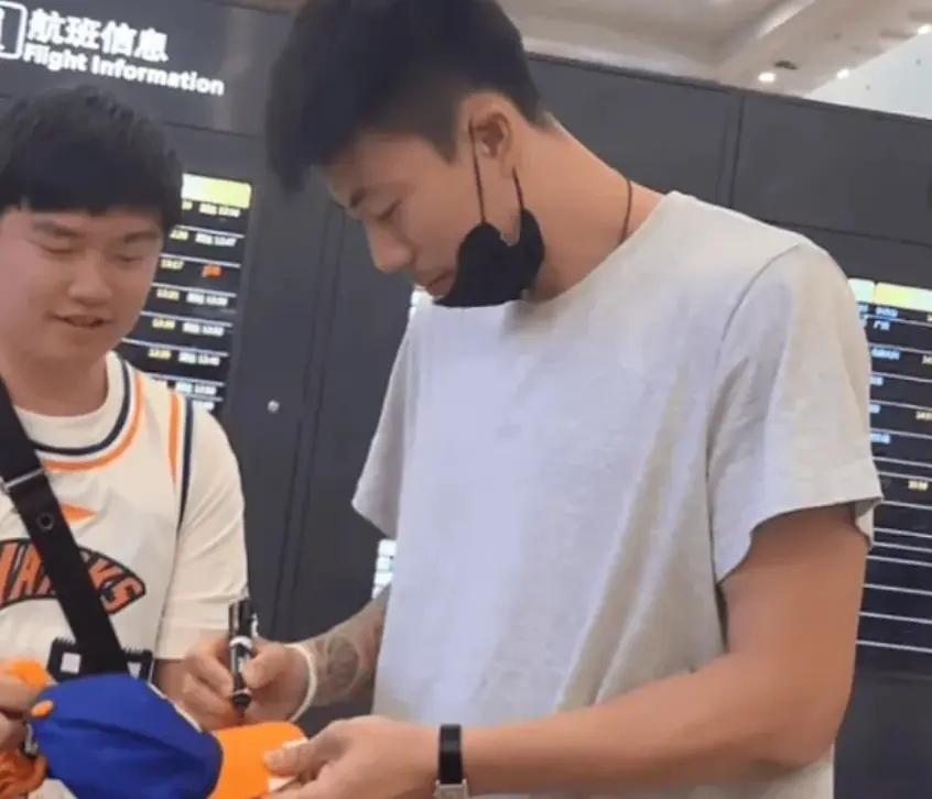 来了！张镇麟抵达上海，开心给接机球迷签名，后续日本拉练或首秀